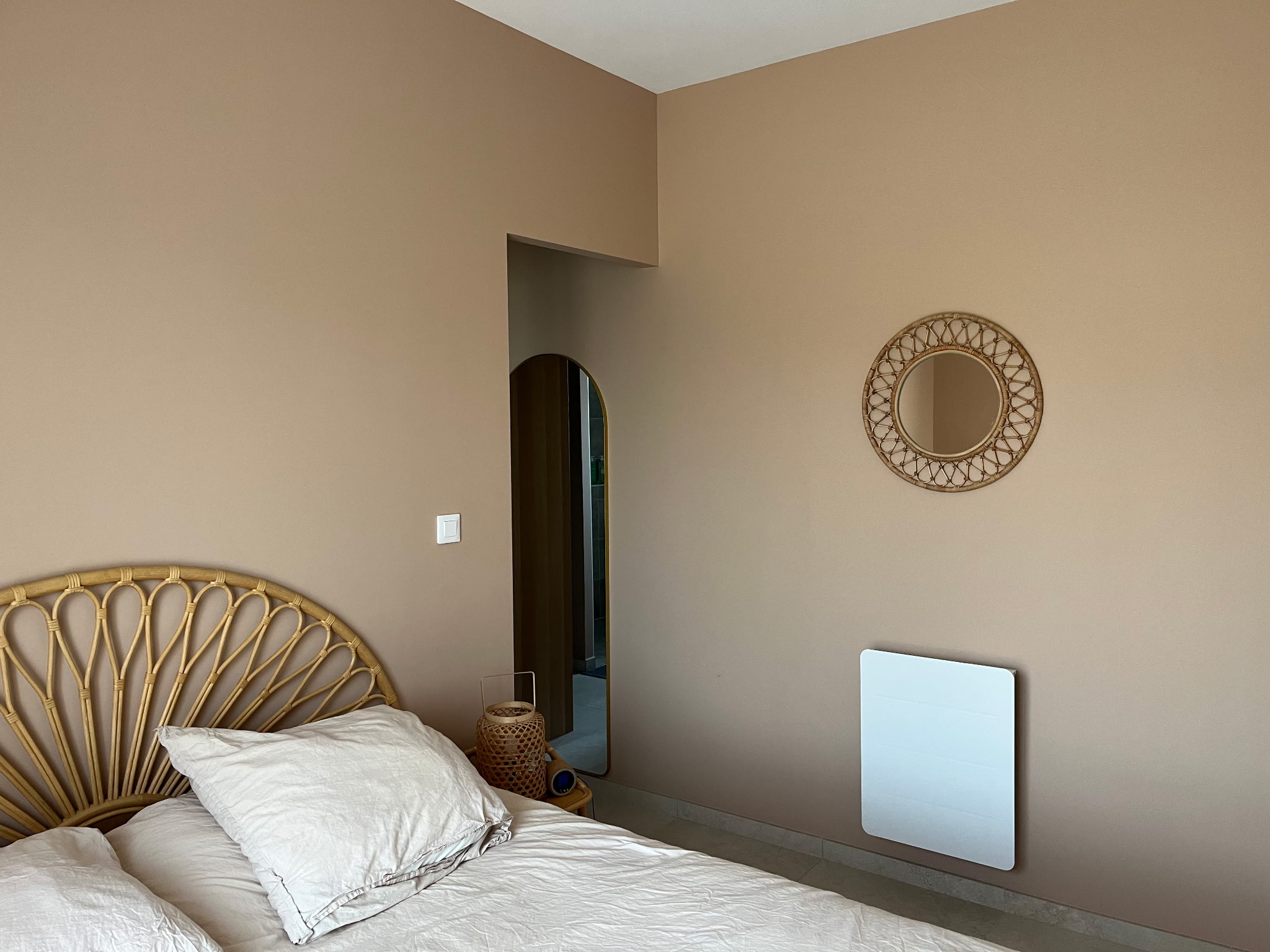 Rénovation peinture intérieure — chambre aux murs beige chaleureux, Sean Peintures