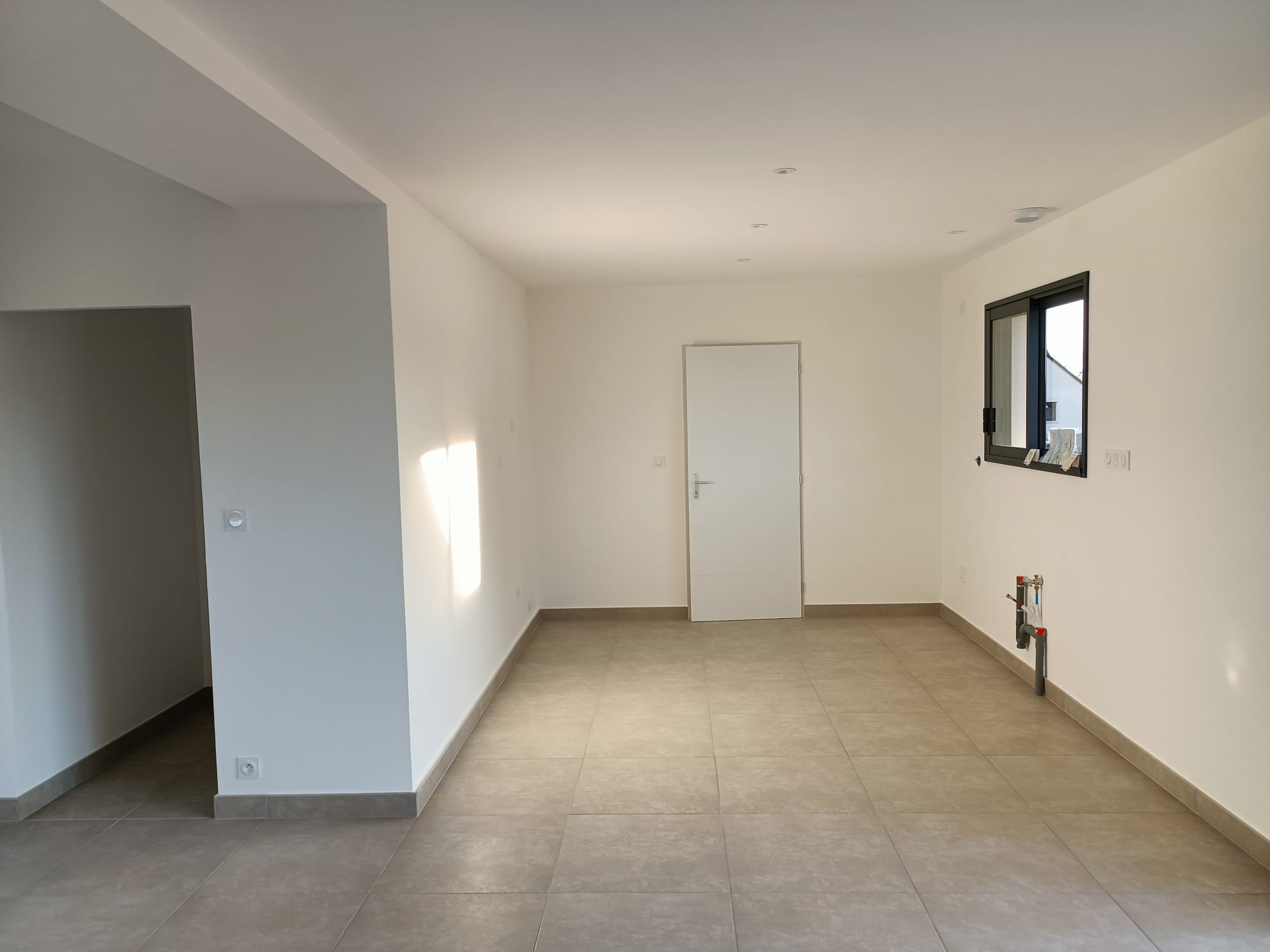 Peinture intérieure de maison neuve — pièce de vie aux murs finis, Sean Peintures